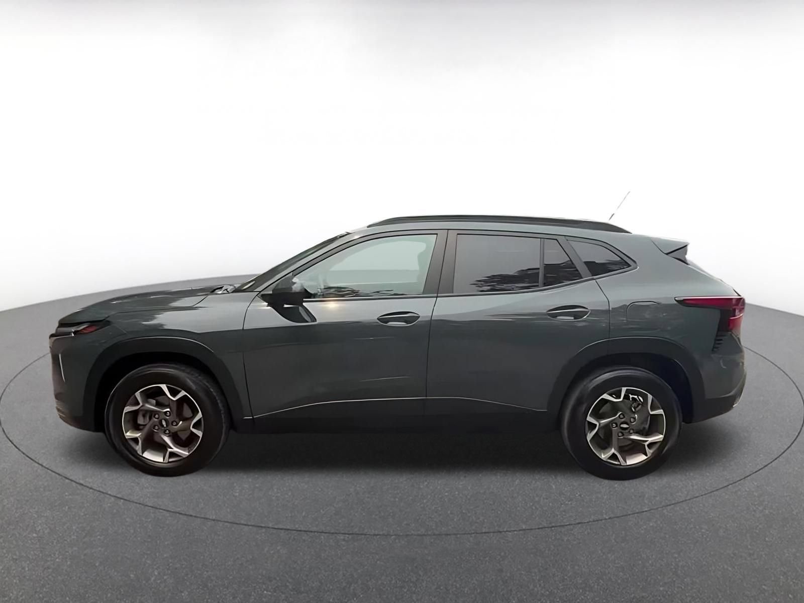 Used 2025 Chevrolet Trax LT w/ LT Convenience Package FWD image 10