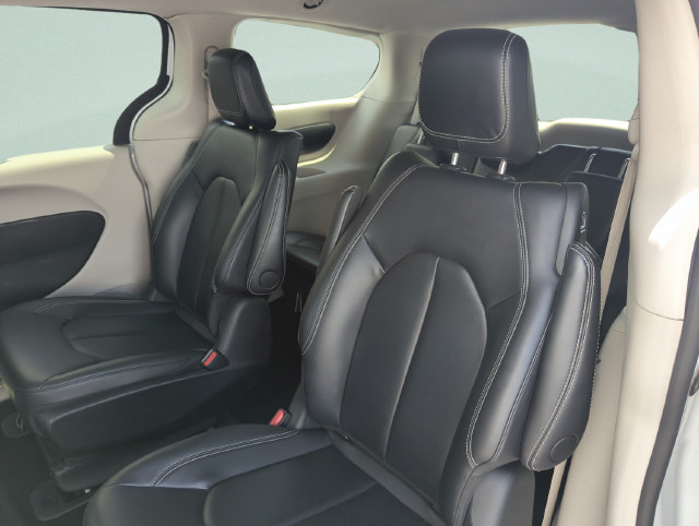 Used 2024 Chrysler Pacifica Limited FWD image 29