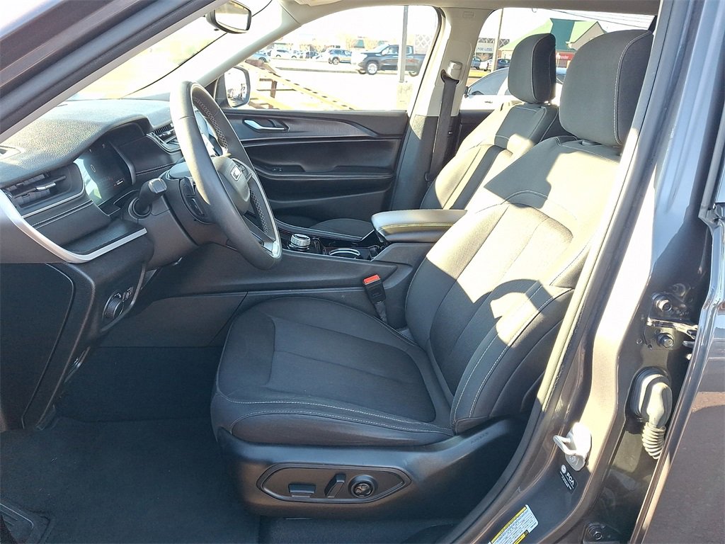 Used 2023 Jeep Grand Cherokee L Laredo image 15