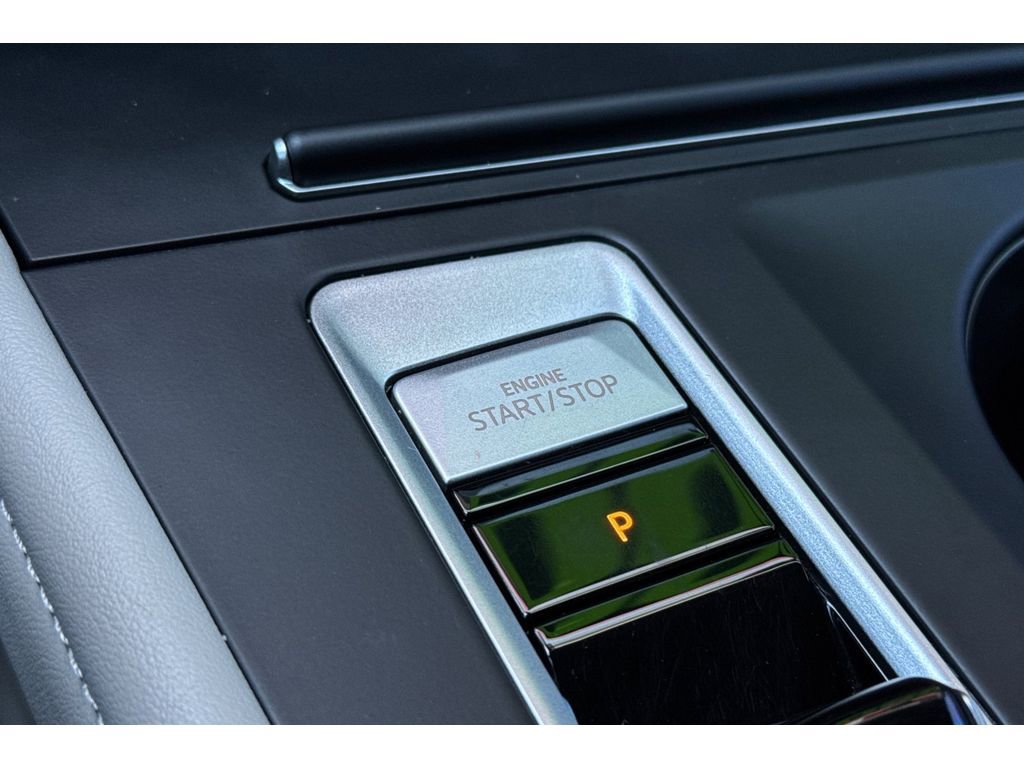 Used 2024 Volkswagen Atlas SE image 25