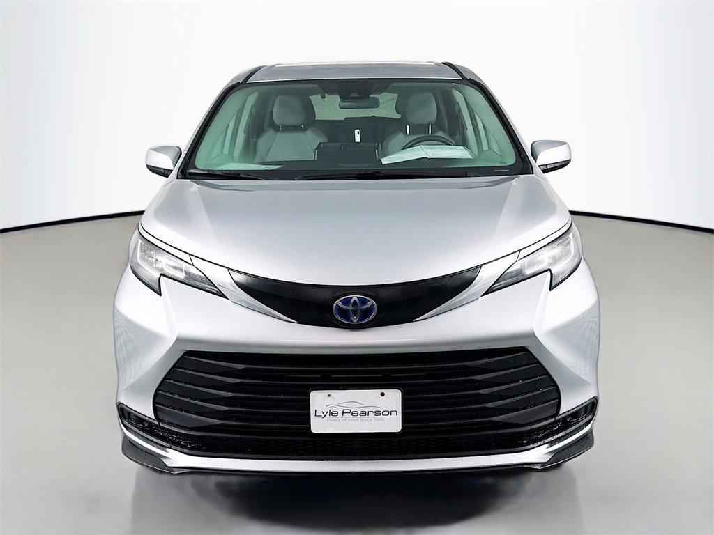 Used 2022 Toyota Sienna LE image 6
