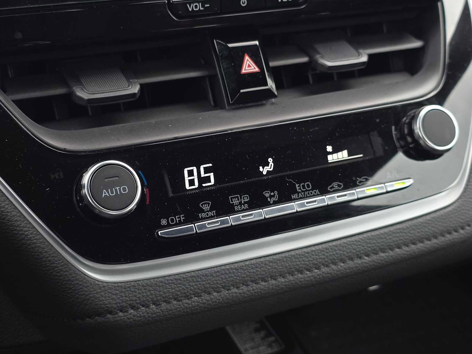 Certified 2025 Toyota Corolla SE image 30