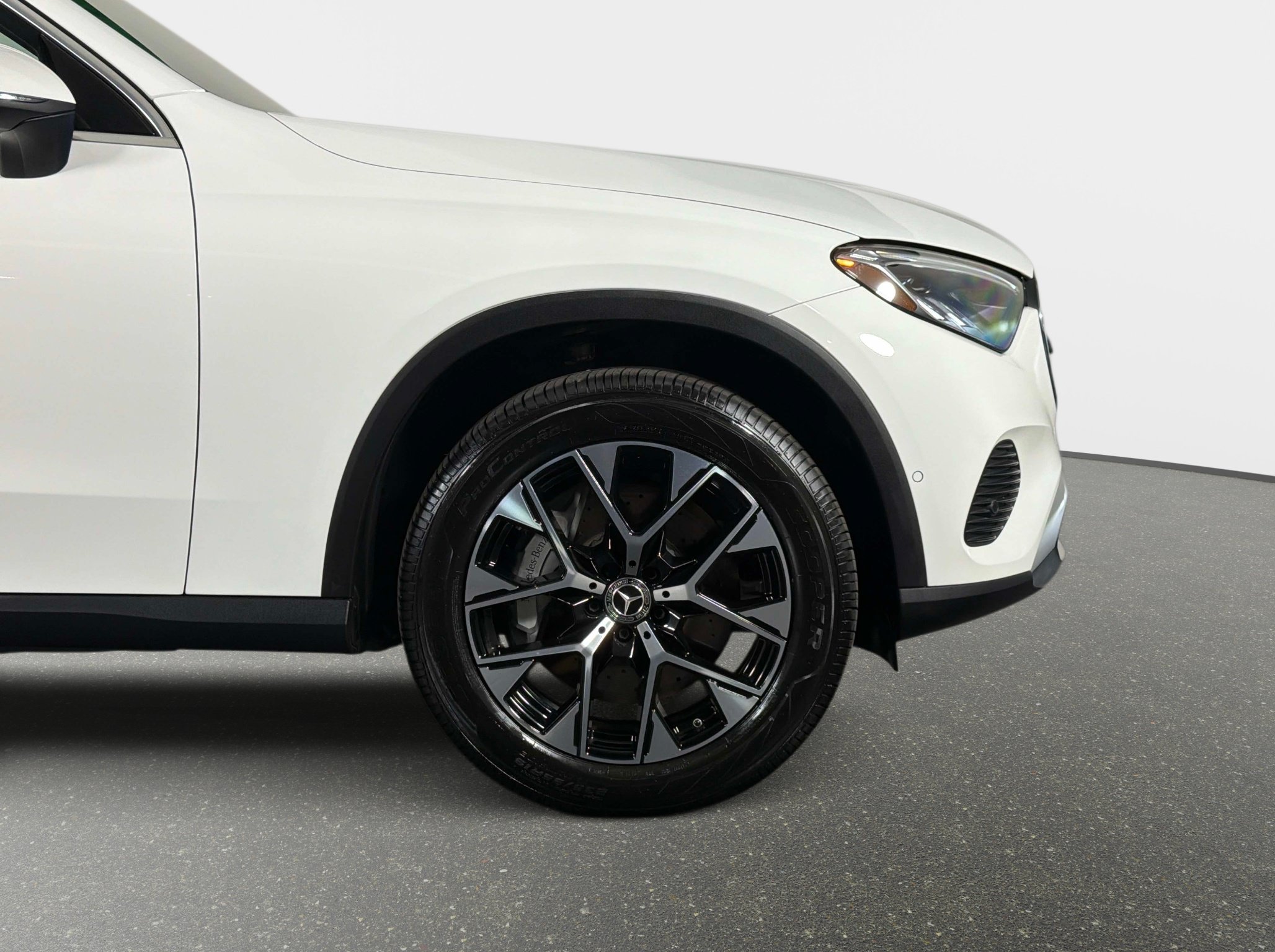 Used 2025 Mercedes-Benz GLC 350e 4MATIC image 4