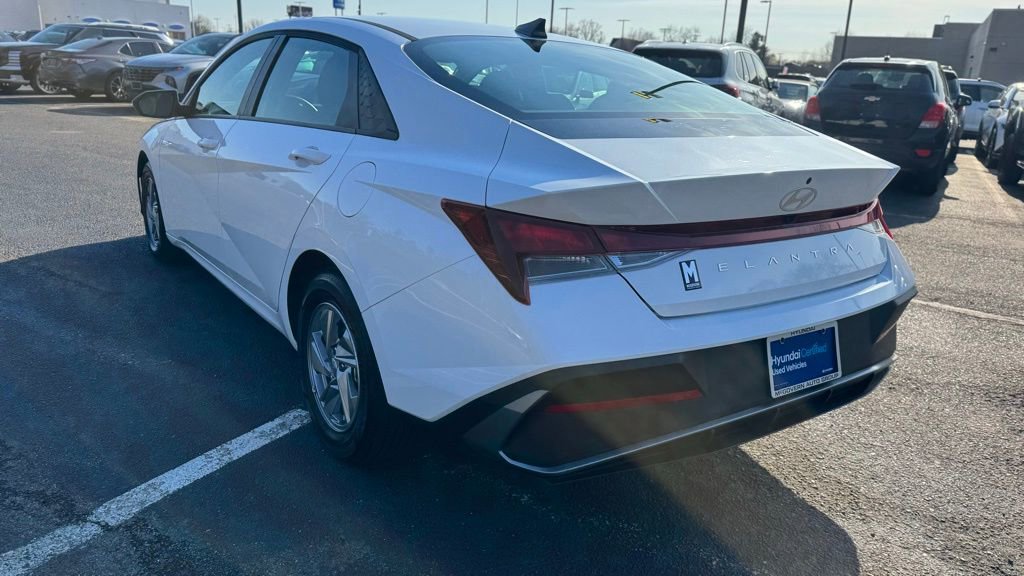Certified 2025 Hyundai Elantra SE image 18