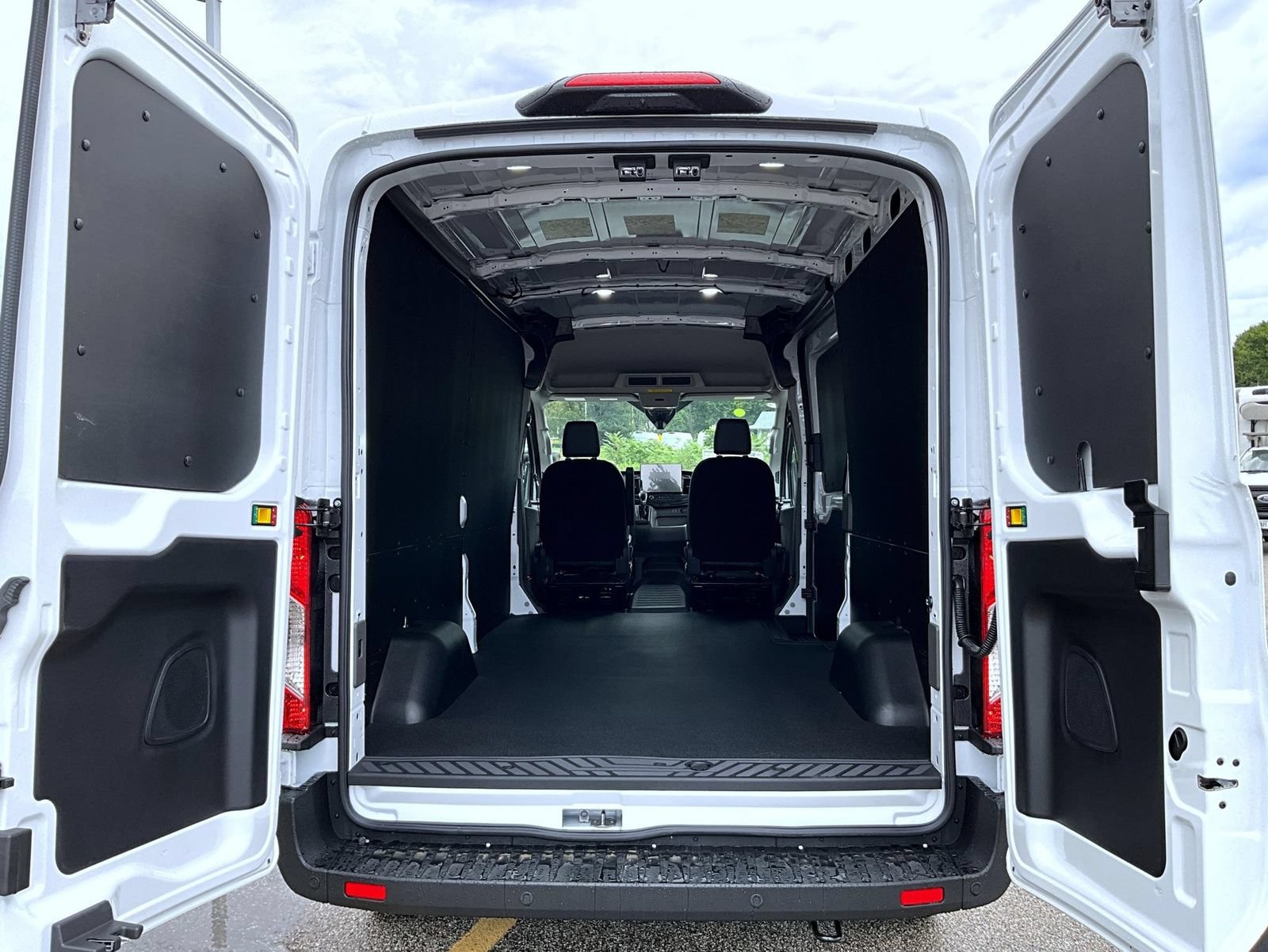 New 2026 Ford Transit 250 148 Medium Roof w/ Load Area Protection Package RWD image 9