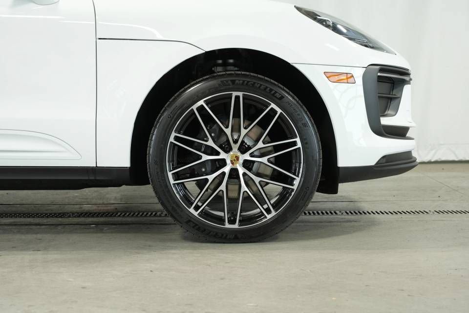 Certified 2025 Porsche Macan AWD/4WD image 41