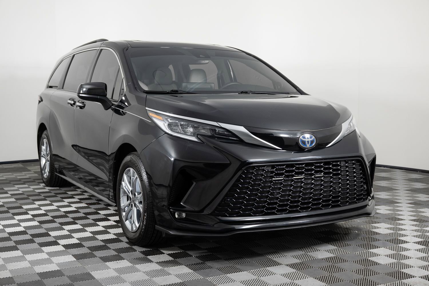 Used 2022 Toyota Sienna XSE w/ XSE Plus Package image 10
