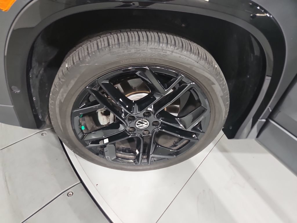Certified 2025 Volkswagen Tiguan SE R-Line AWD/4WD image 28