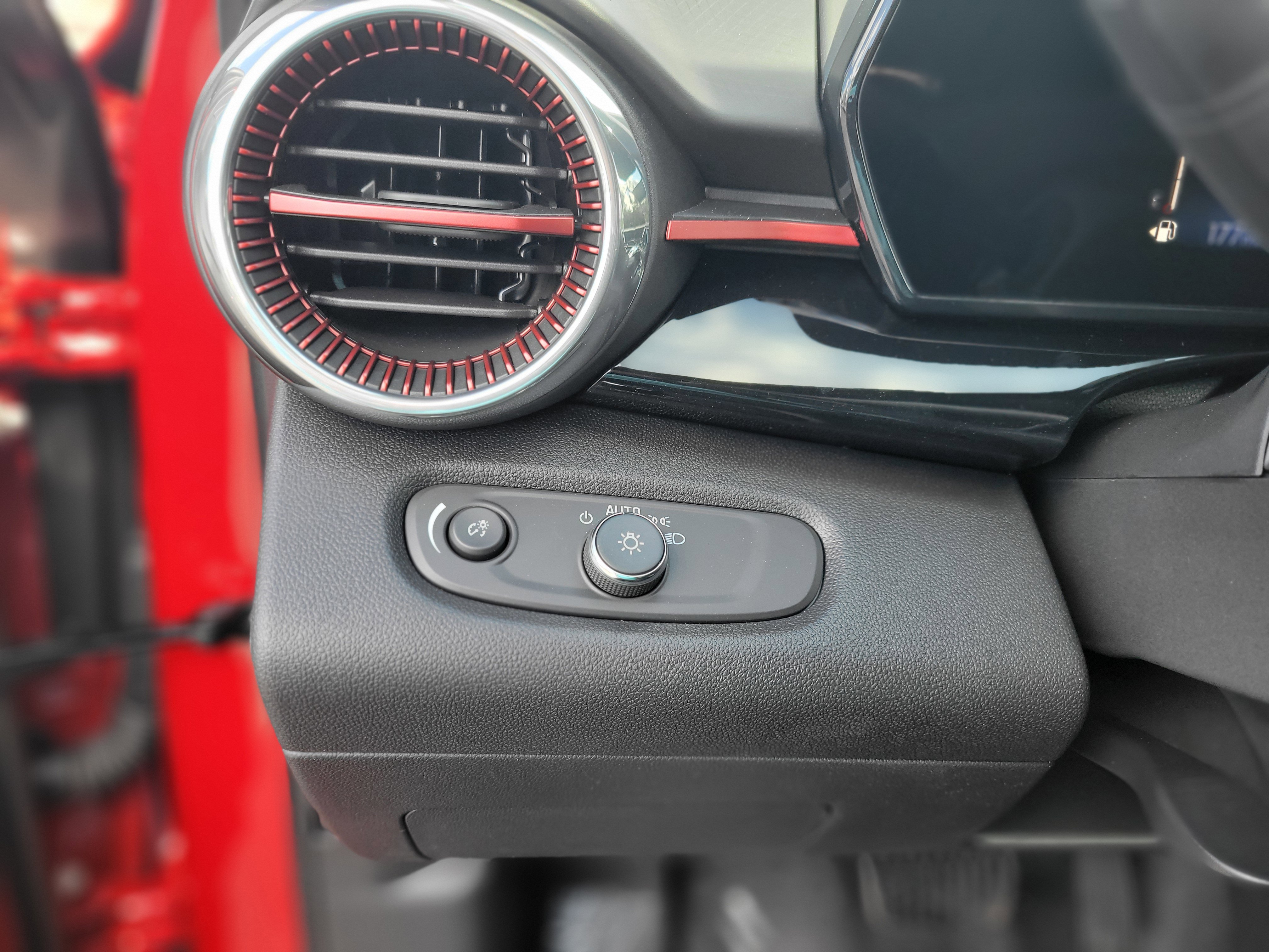 New 2026 Chevrolet Trax RS w/ Sunroof Package image 16