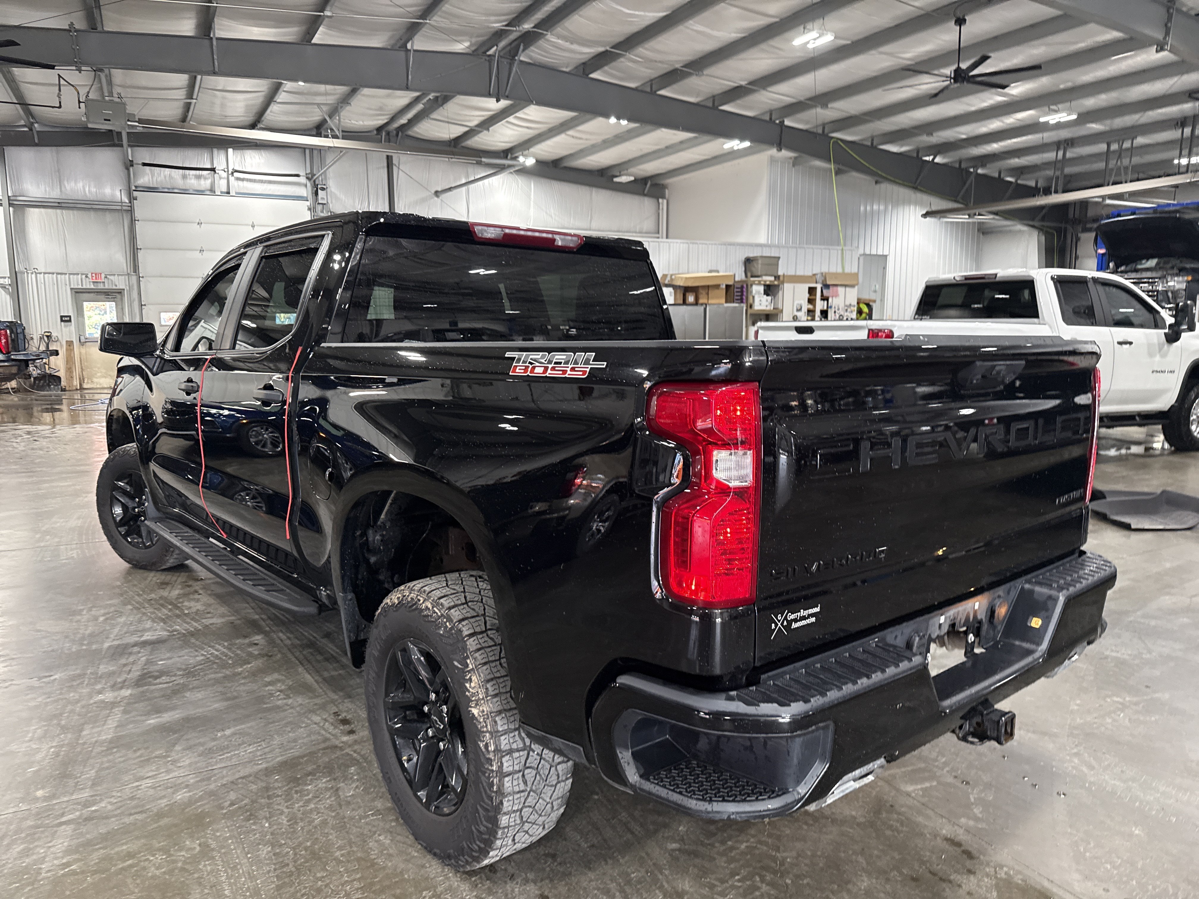 Used 2025 Chevrolet Silverado 1500 Custom Trail Boss w/ LPO, Dark Essentials Package AWD/4WD image 4