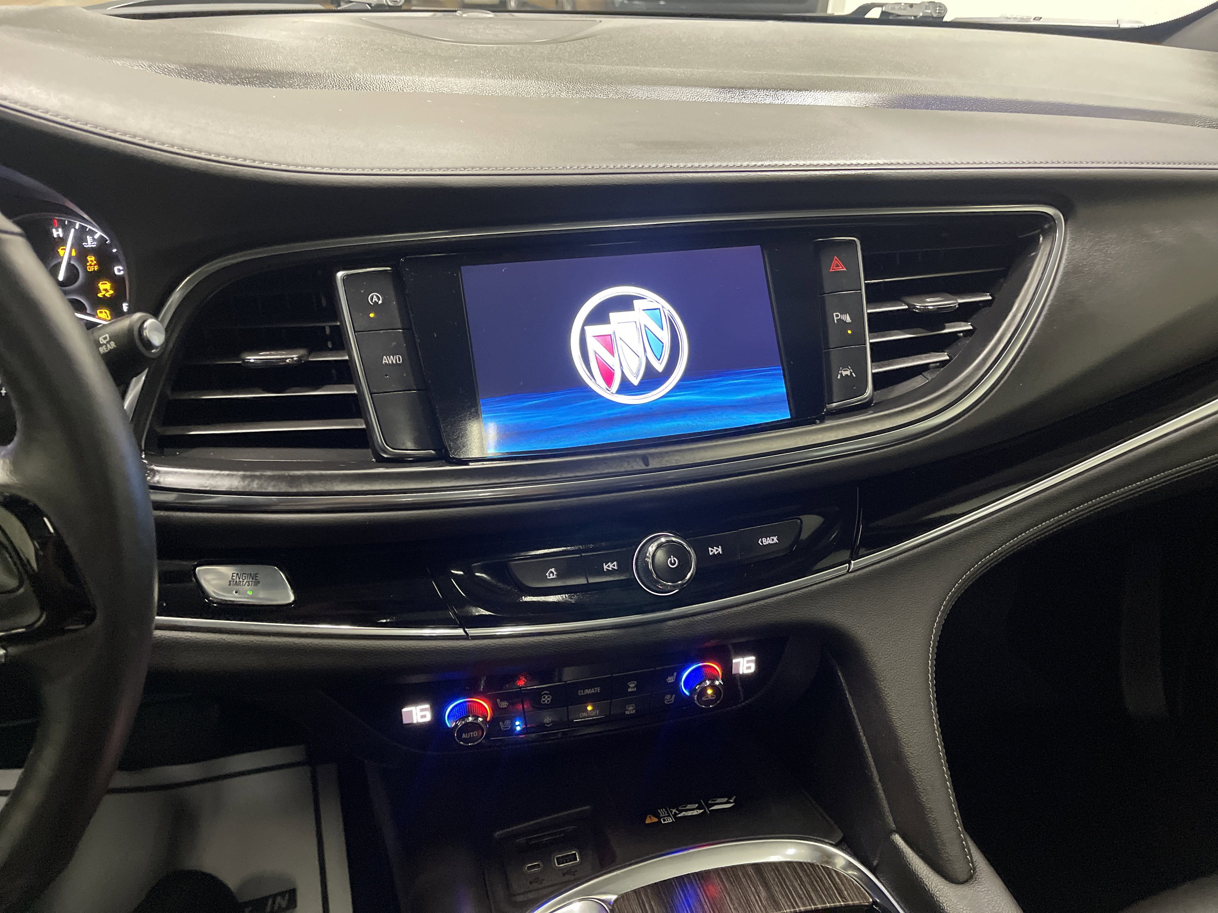 Used 2024 Buick Enclave Avenir image 30