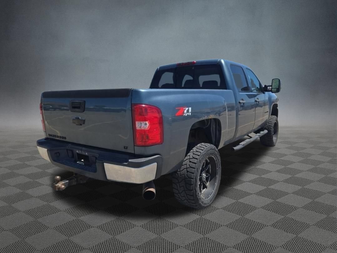 Used 2010 Chevrolet Silverado 2500 LT w/ Interior Plus Package AWD/4WD image 4