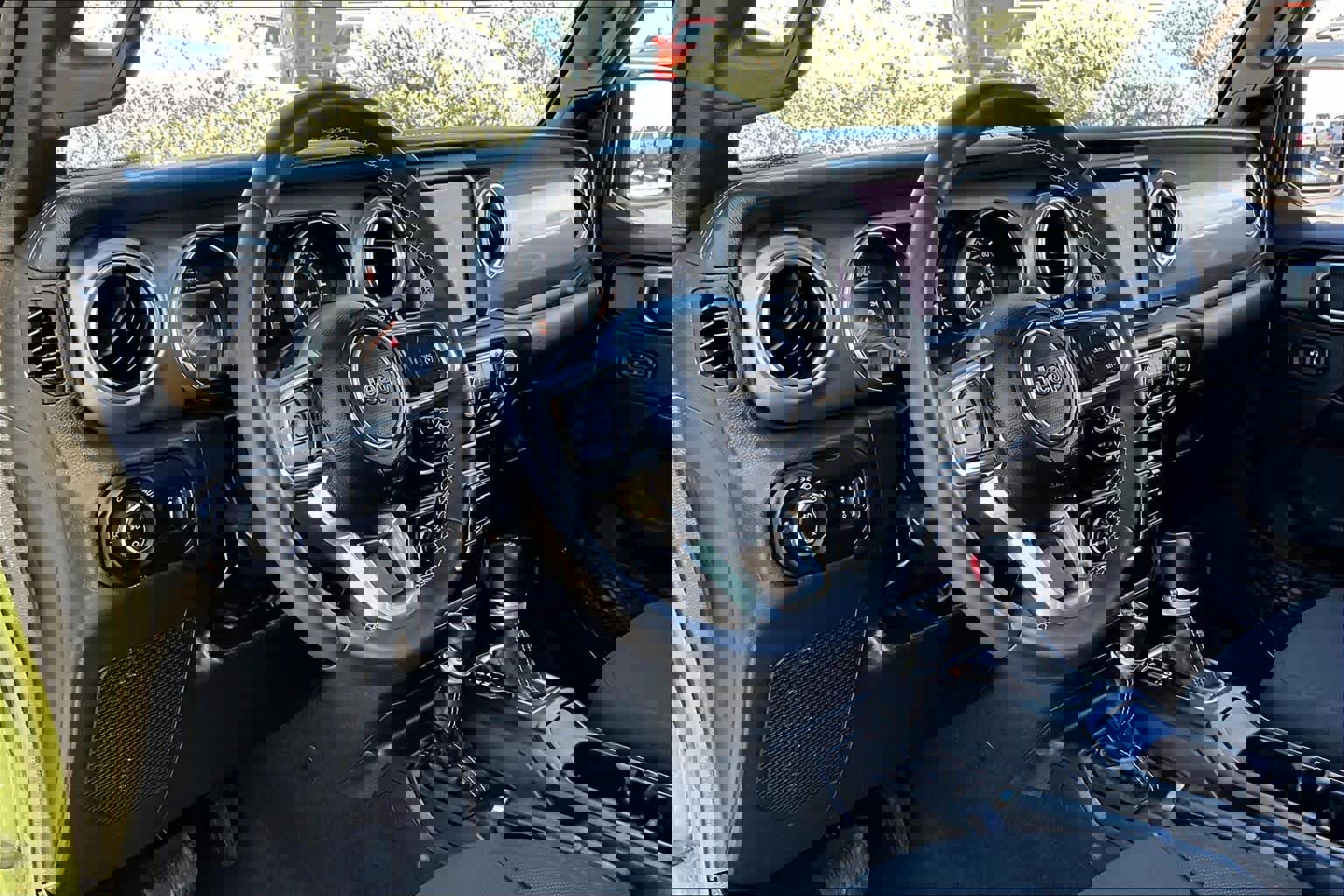 Used 2023 Jeep Gladiator Overland image 16