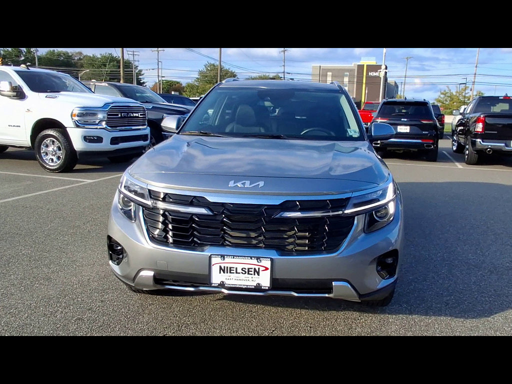 Used 2025 Kia Seltos EX AWD/4WD image 3