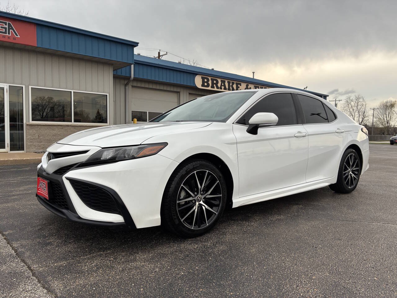 Used 2023 Toyota Camry SE FWD image 2