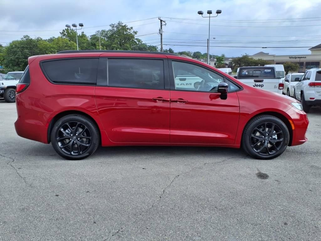 New 2026 Chrysler Pacifica Limited w/ S Appearance Package image 3