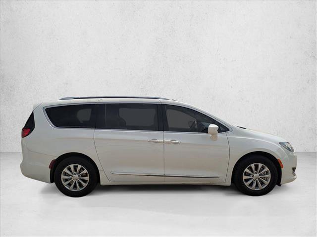 Used 2018 Chrysler Pacifica Touring-L w/ Premium Audio Group image 4