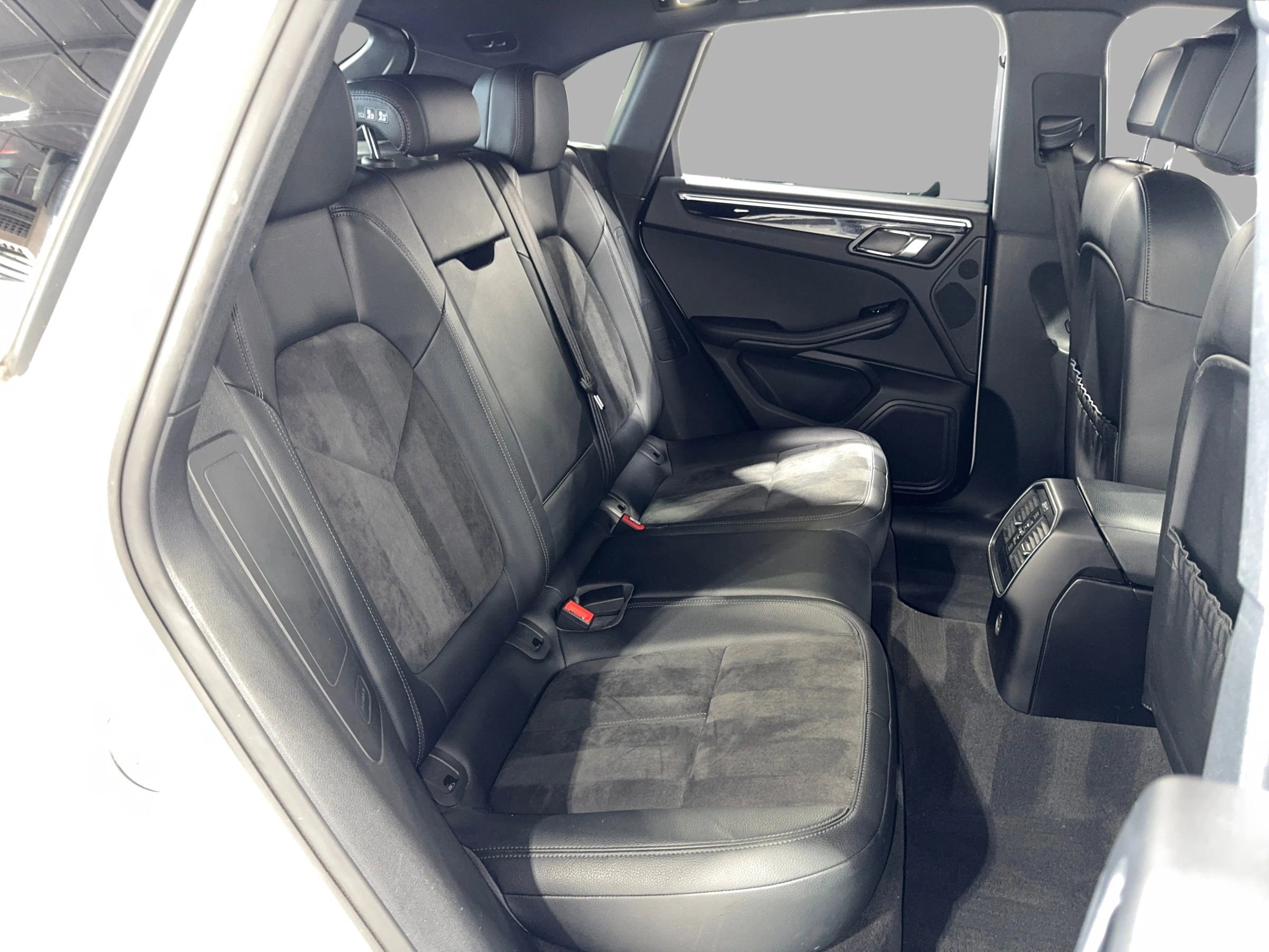 Used 2017 Porsche Macan image 22