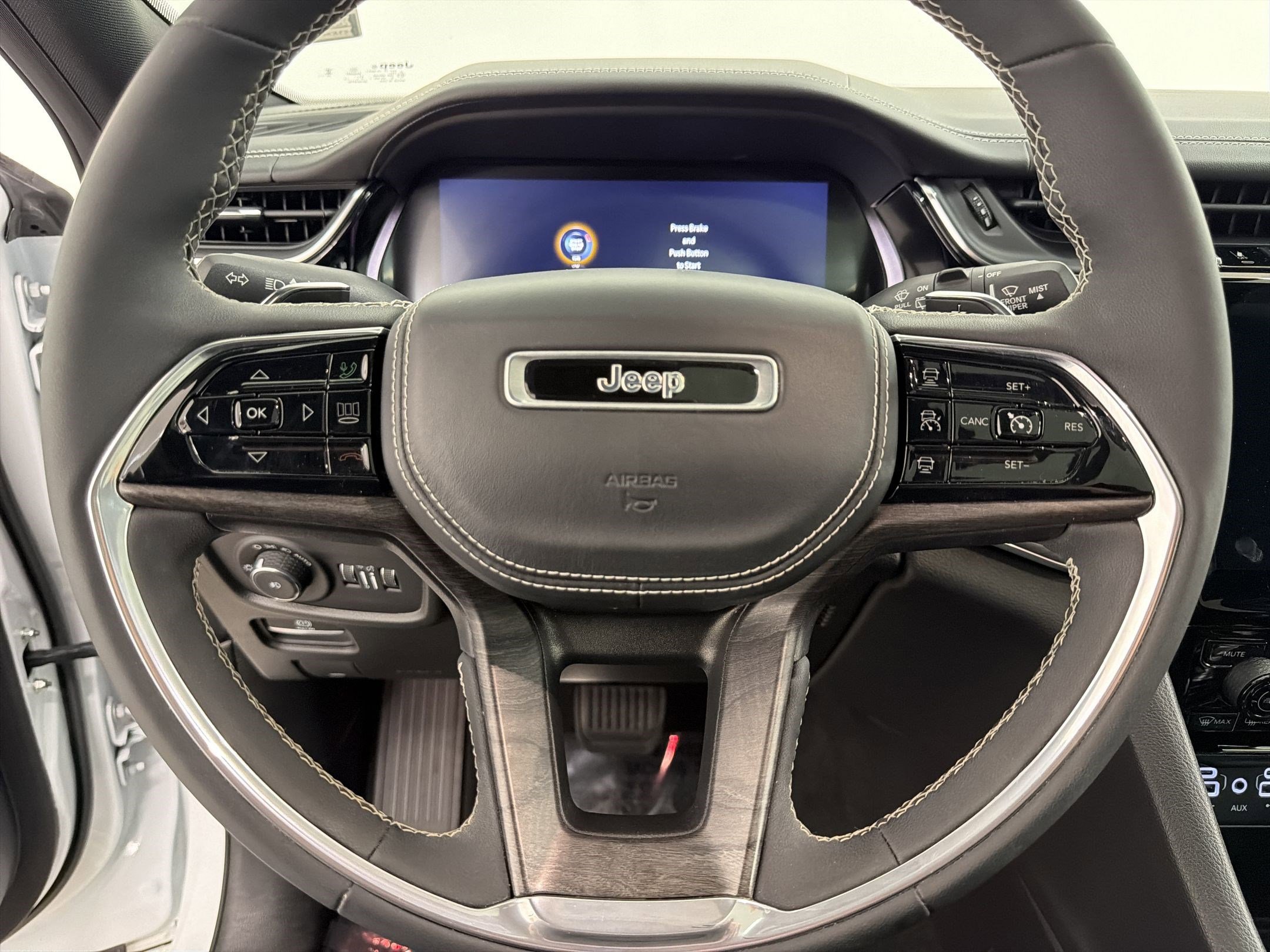 Used 2023 Jeep Grand Cherokee Overland AWD/4WD image 15