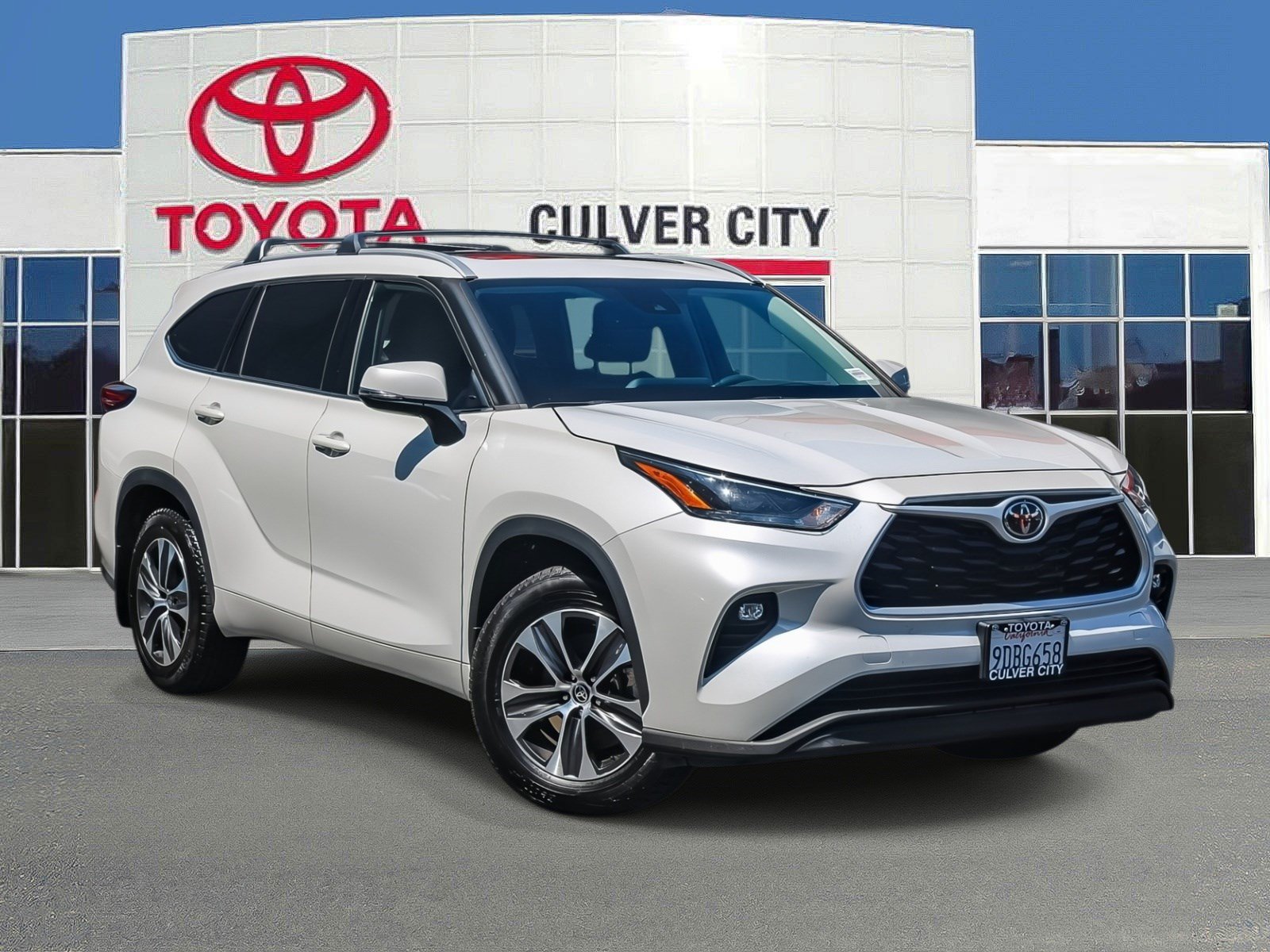 Used 2022 Toyota Highlander XLE FWD image 1
