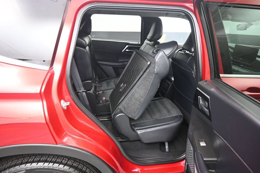 Used 2025 Mitsubishi Outlander AWD image 47
