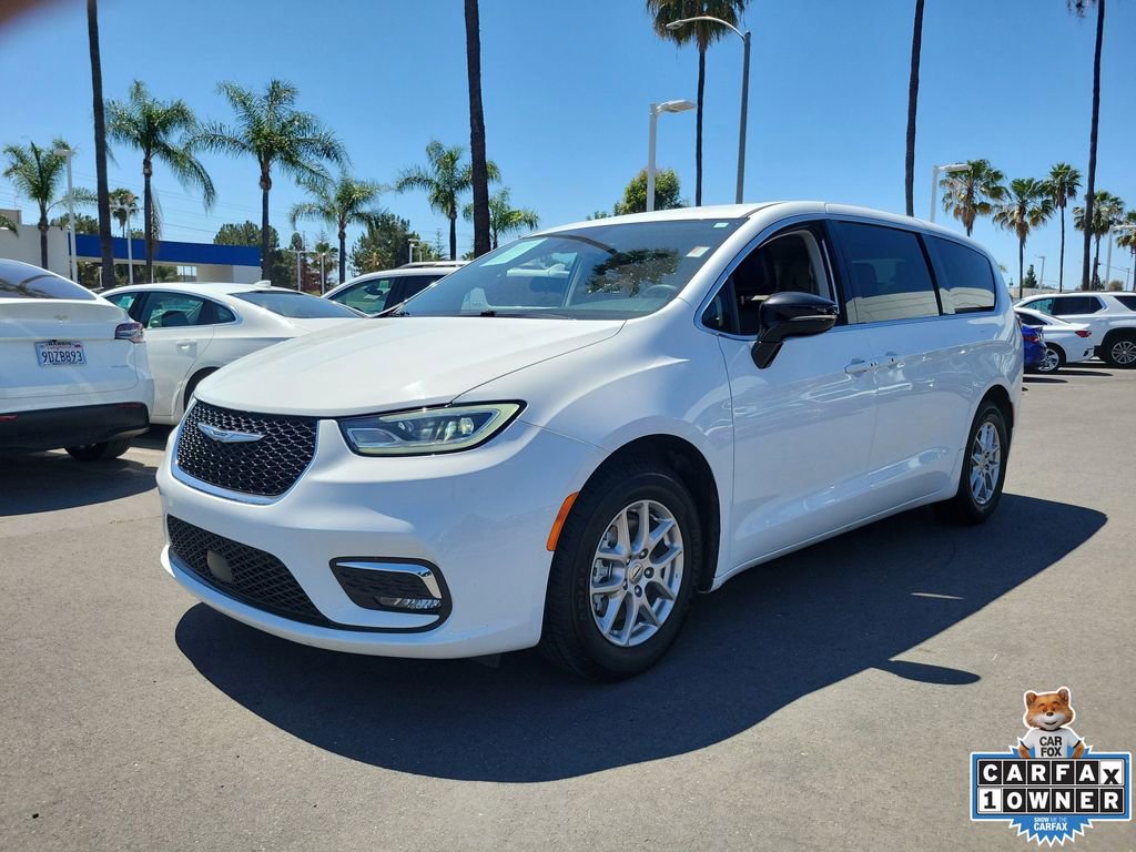 Used 2024 Chrysler Pacifica Touring-L FWD image 2