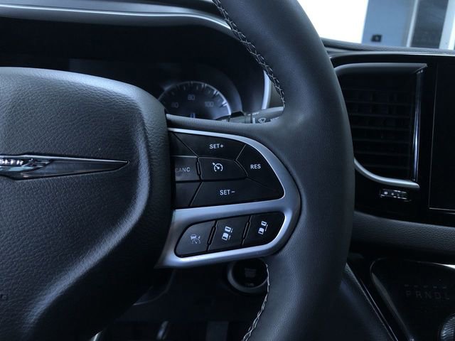 Used 2025 Chrysler Pacifica Select image 28