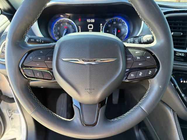 Used 2025 Chrysler Pacifica Limited FWD image 29