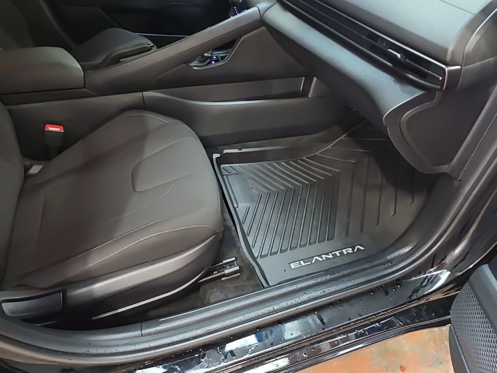 Certified 2025 Hyundai Elantra Sport image 25