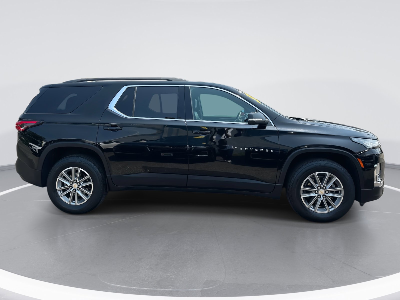 Used 2023 Chevrolet Traverse LT image 3