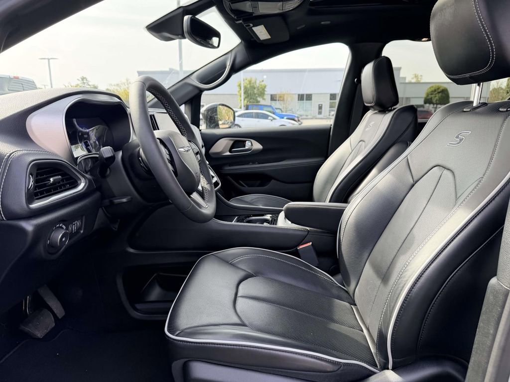 Used 2024 Chrysler Pacifica Limited w/ S Appearance Package image 19