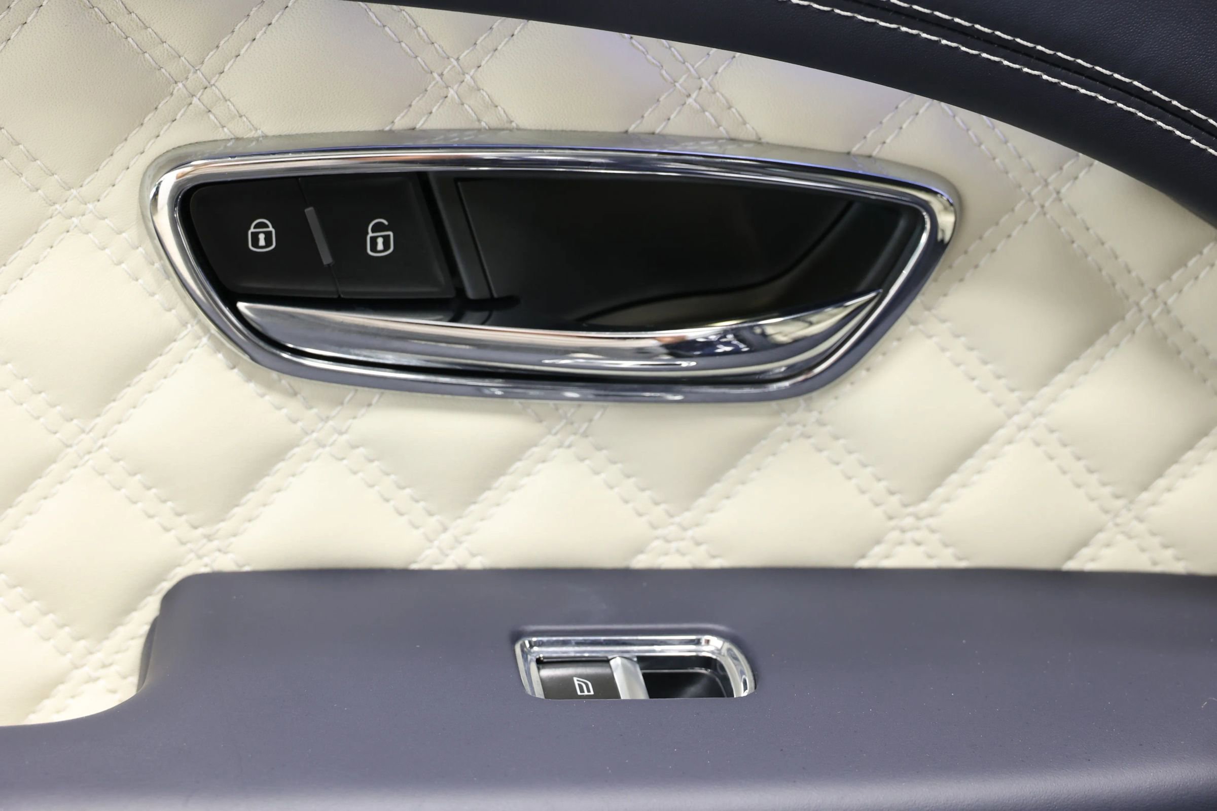 Used 2022 Bentley Bentayga image 66