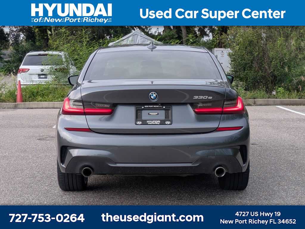Used 2022 BMW 330e w/ M Sport Package RWD image 4