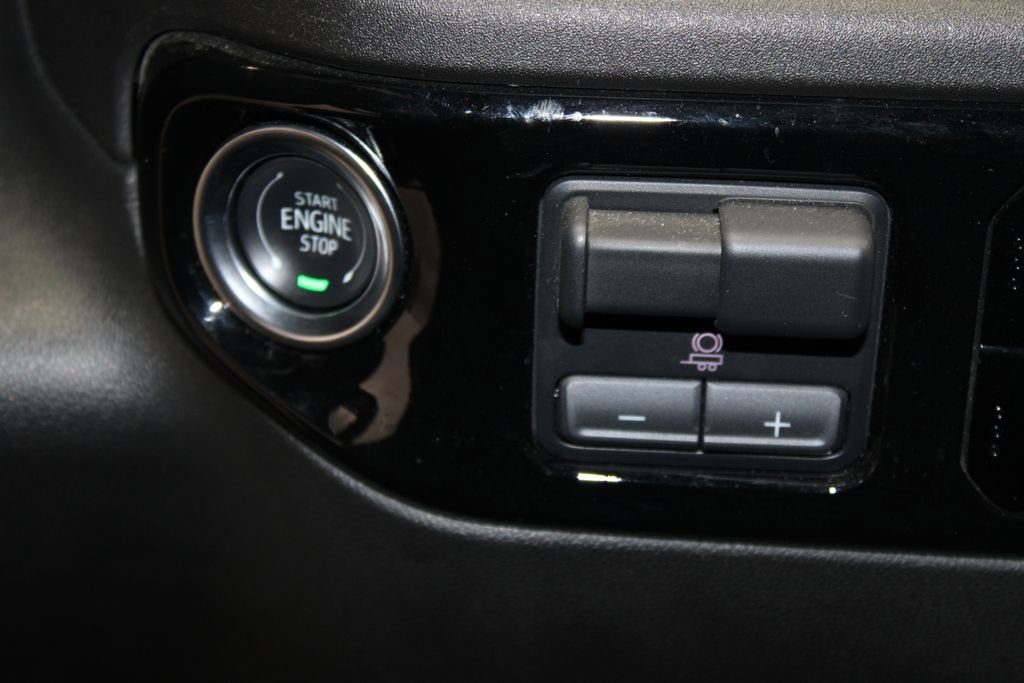 Used 2025 GMC Sierra 1500 SLT AWD/4WD image 24