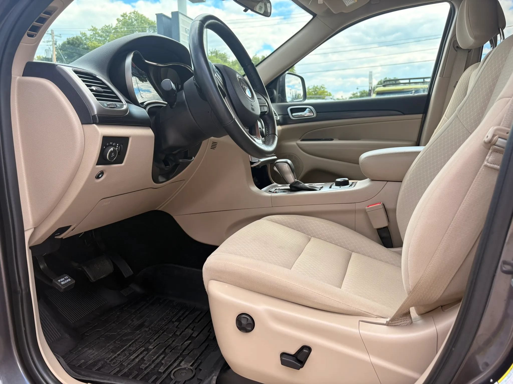 Used 2019 Jeep Grand Cherokee Laredo AWD/4WD image 16
