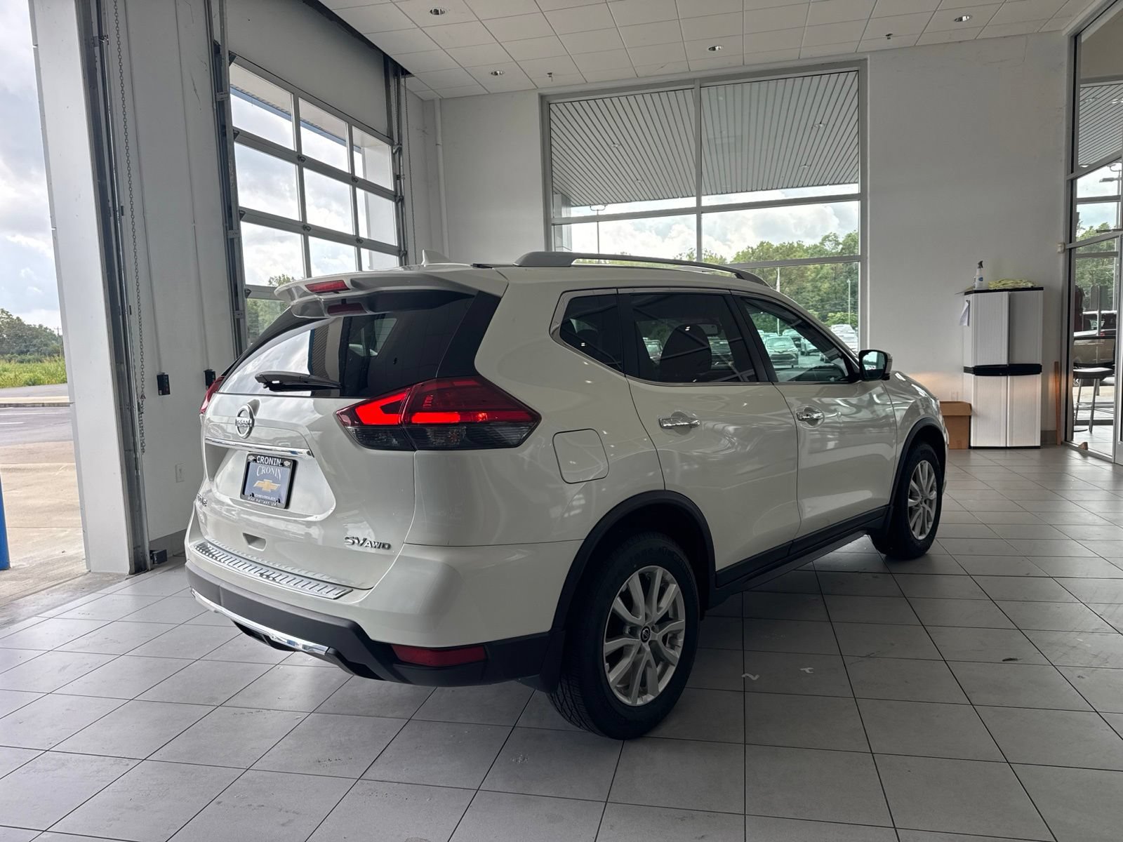 Used 2017 Nissan Rogue SV w/ Sun & Sound Touring Package AWD/4WD image 4