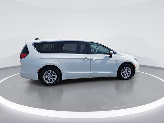 Used 2023 Chrysler Voyager LX image 9