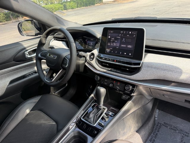 Used 2025 Jeep Compass Latitude AWD/4WD image 32