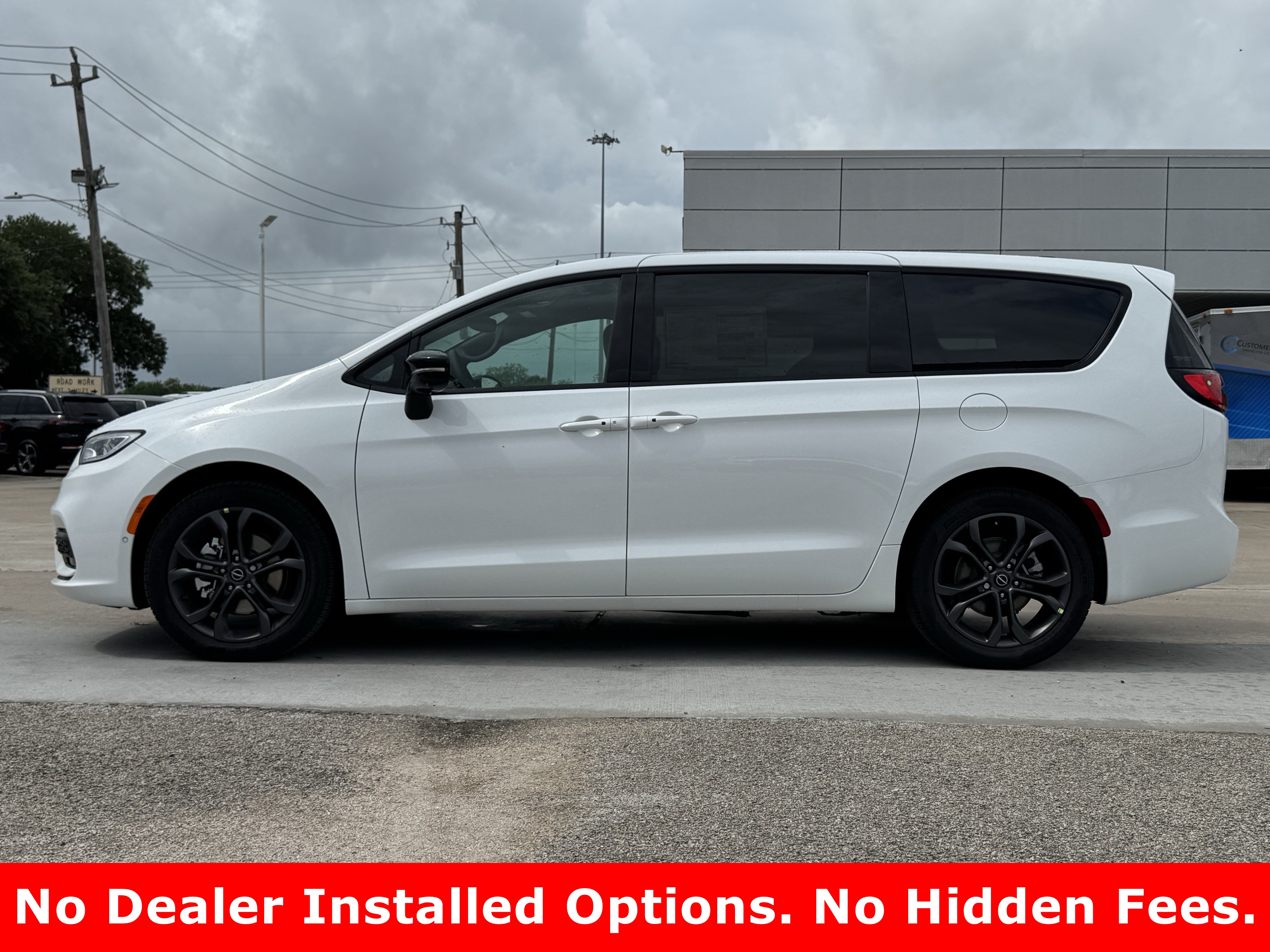 New 2026 Chrysler Pacifica Select FWD image 7