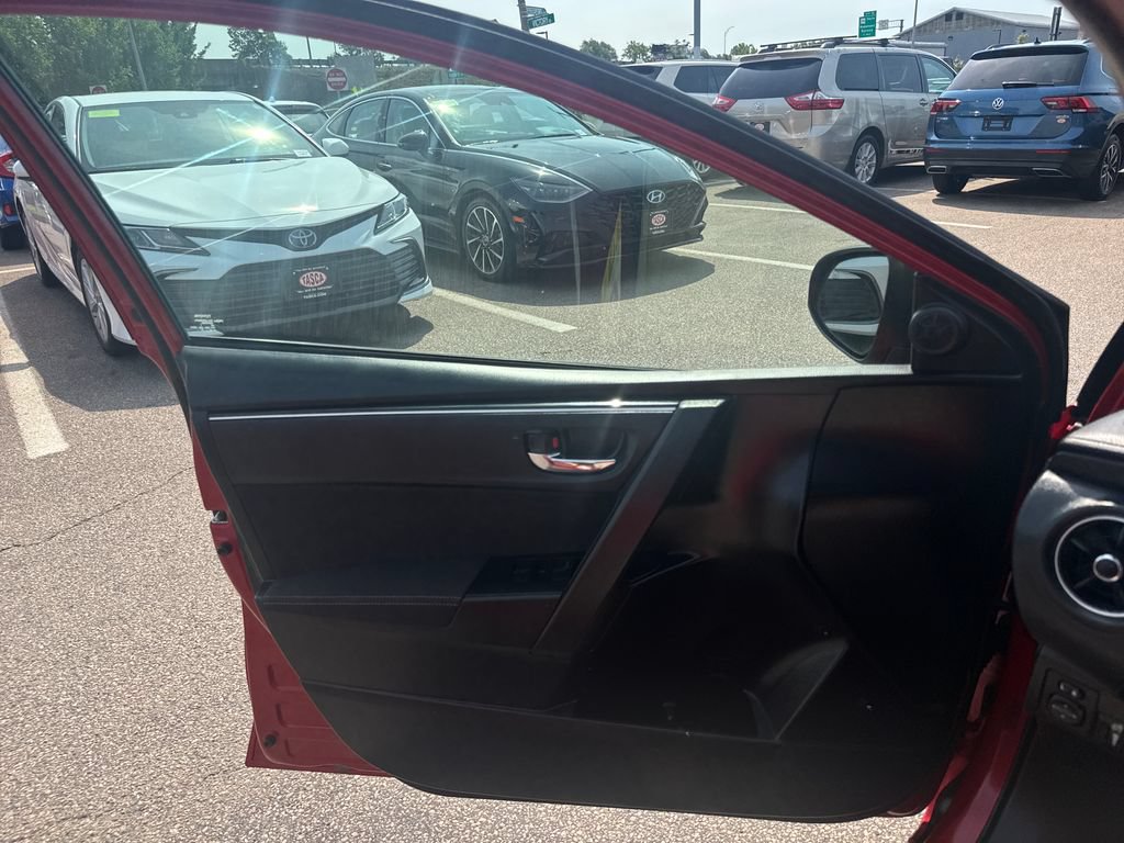 Used 2018 Toyota Corolla LE FWD image 32