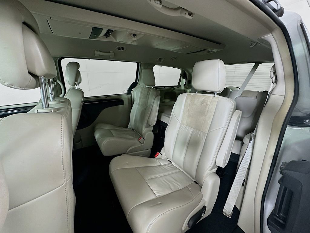 Used 2014 Chrysler Town & Country Limited image 24