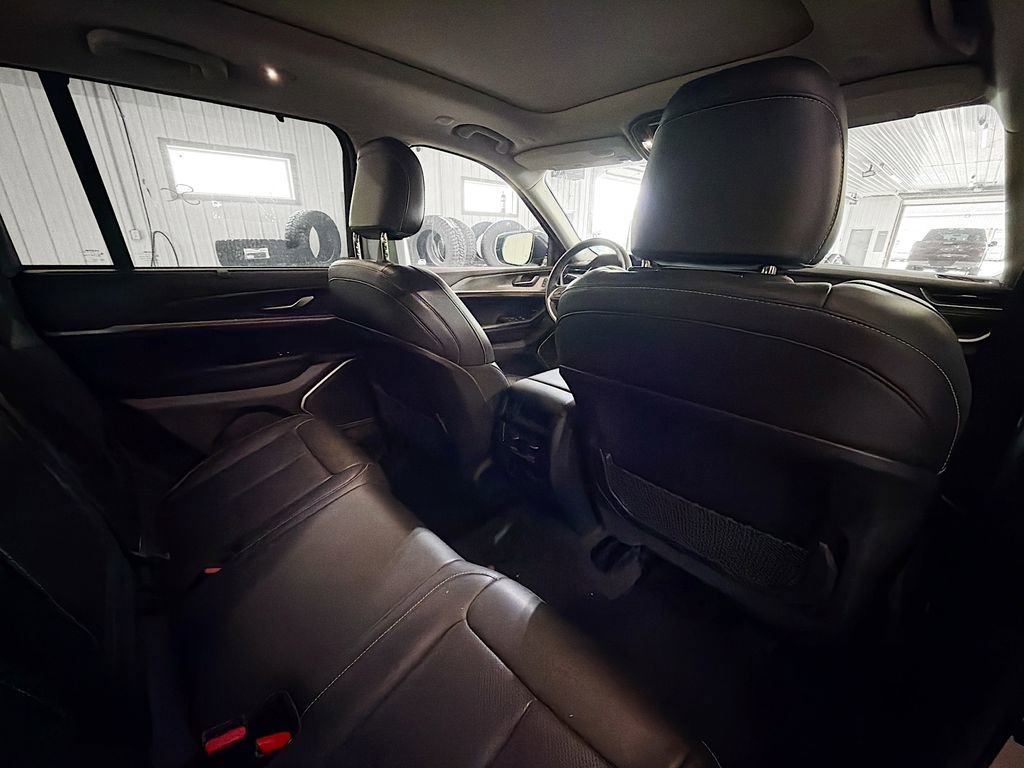 Used 2022 Jeep Grand Cherokee Limited w/ Luxury Tech Group II AWD/4WD image 11