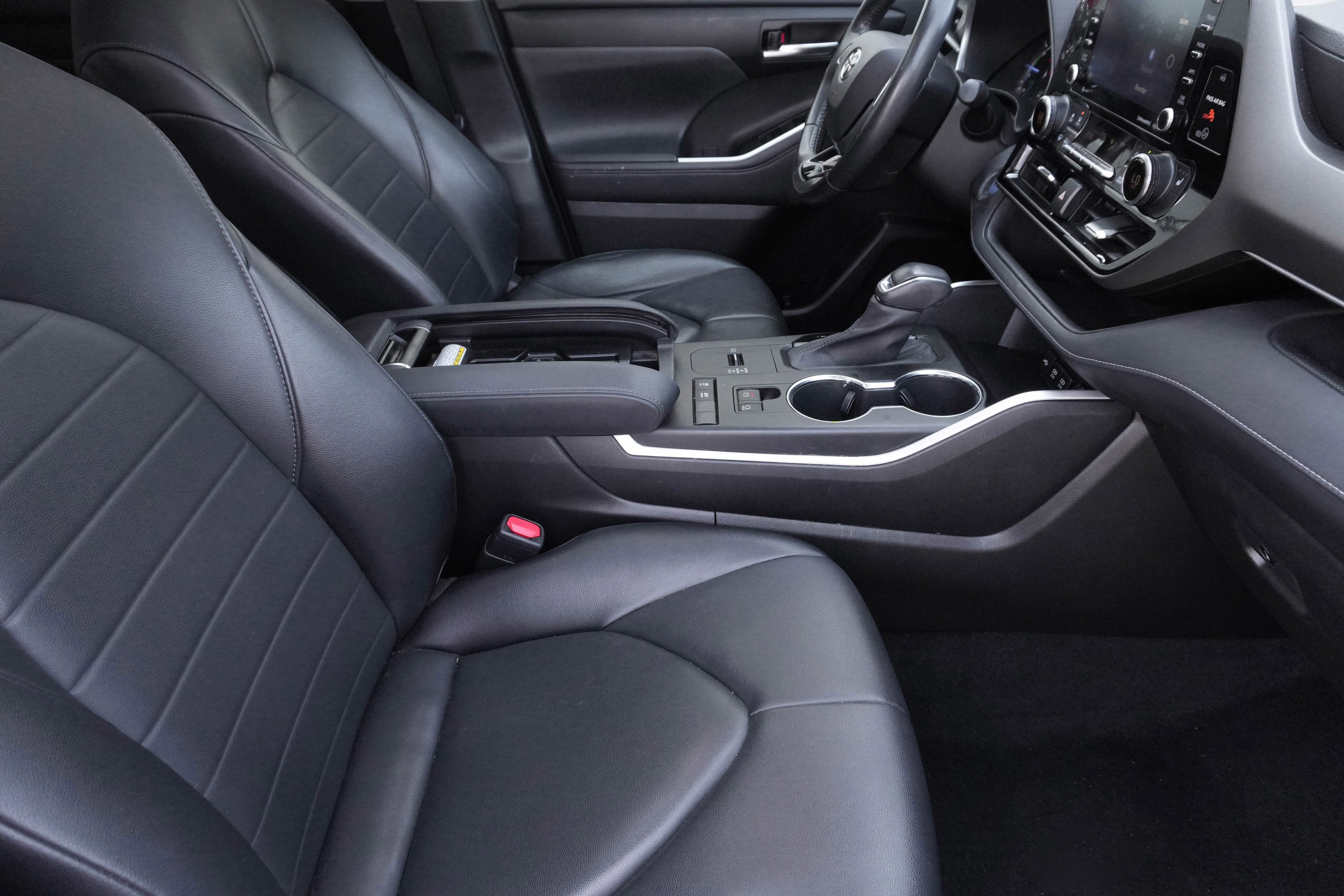 Used 2021 Toyota Highlander XLE FWD image 13