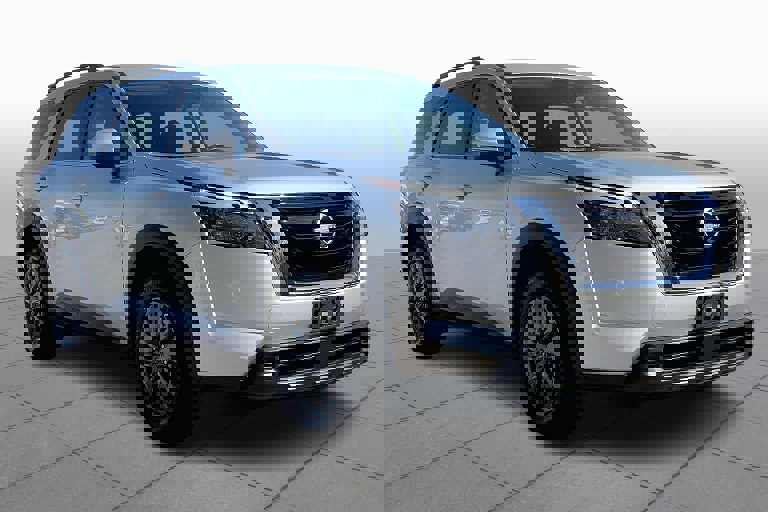 Used 2025 Nissan Pathfinder SV image 3