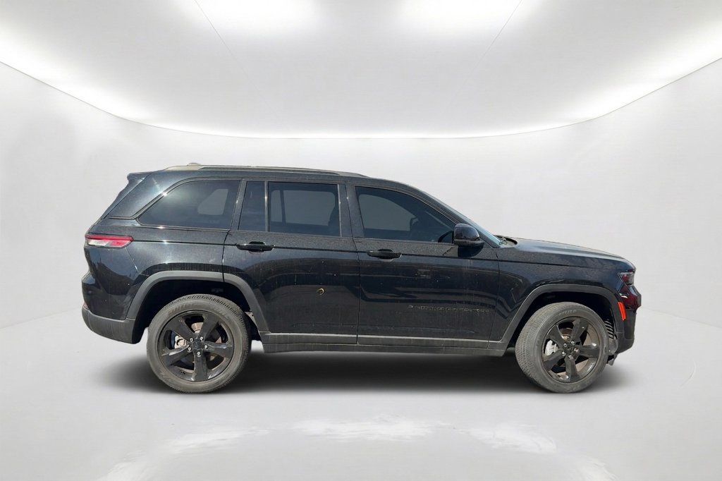 Used 2023 Jeep Grand Cherokee Altitude AWD/4WD image 4