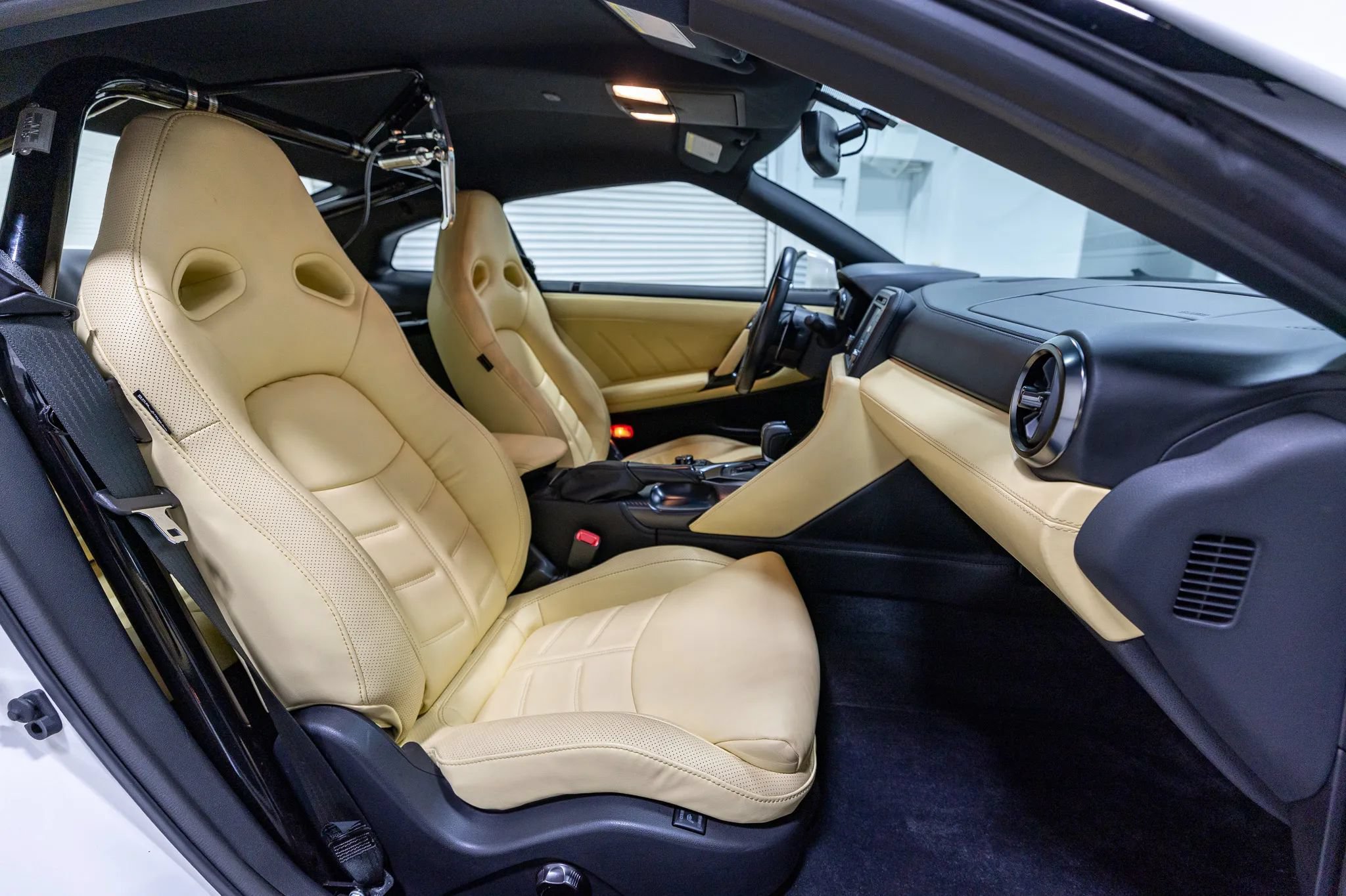Used 2017 Nissan GT-R Premium w/ Premium Interior Package AWD/4WD image 41