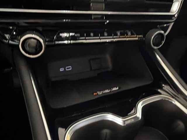 Used 2025 Chevrolet Traverse Z71 w/ LPO, Floor Liner Package AWD/4WD image 29