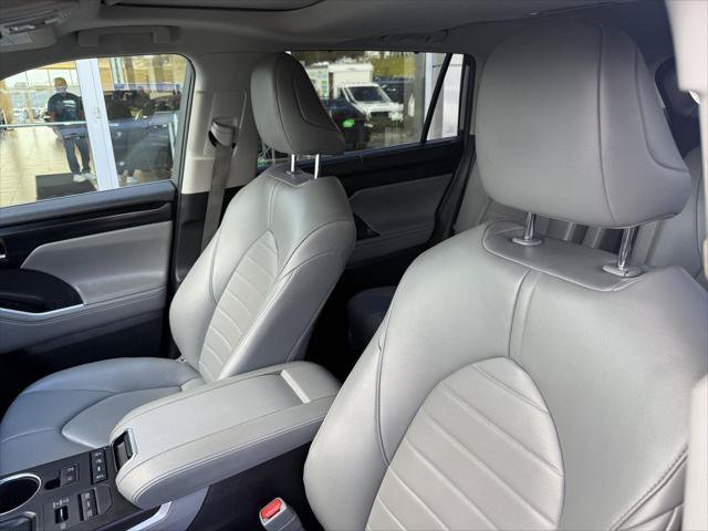 Certified 2021 Toyota Highlander XLE AWD/4WD image 14