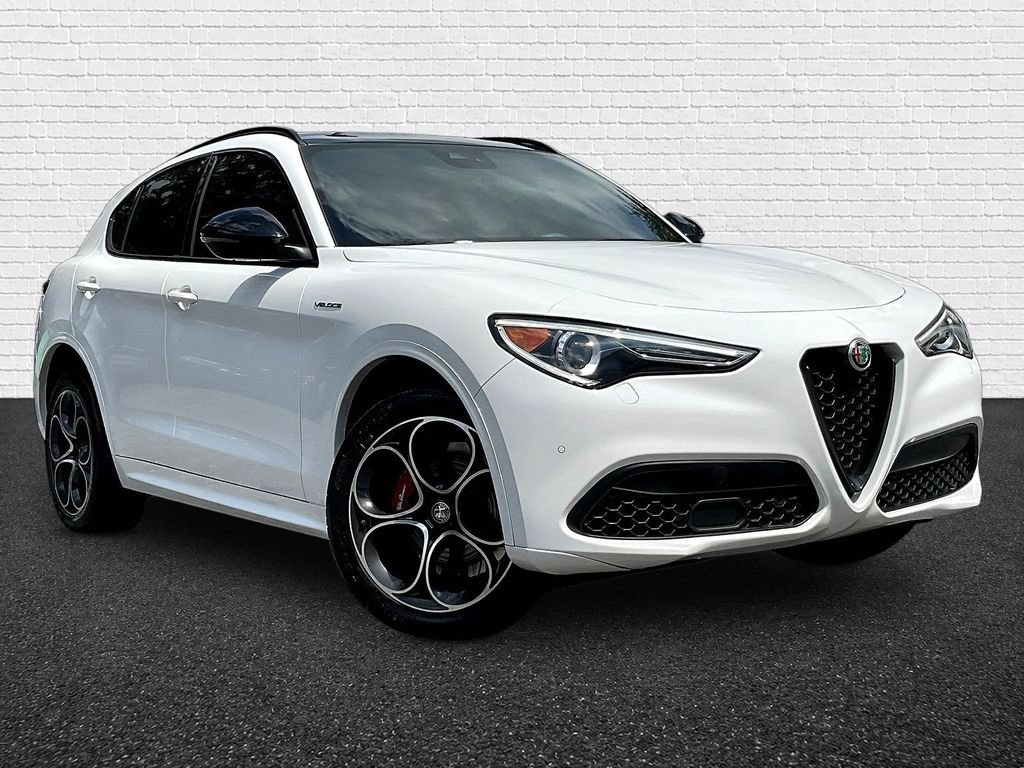 Used 2023 Alfa Romeo Stelvio Veloce AWD/4WD image 3