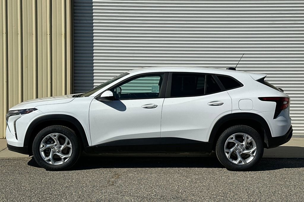 Used 2024 Chevrolet Trax LS w/ LS Convenience Package FWD image 3